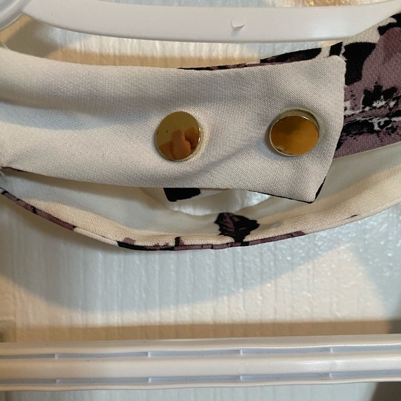 V-neck floral blouse from dynamite - Picture 3 of 5